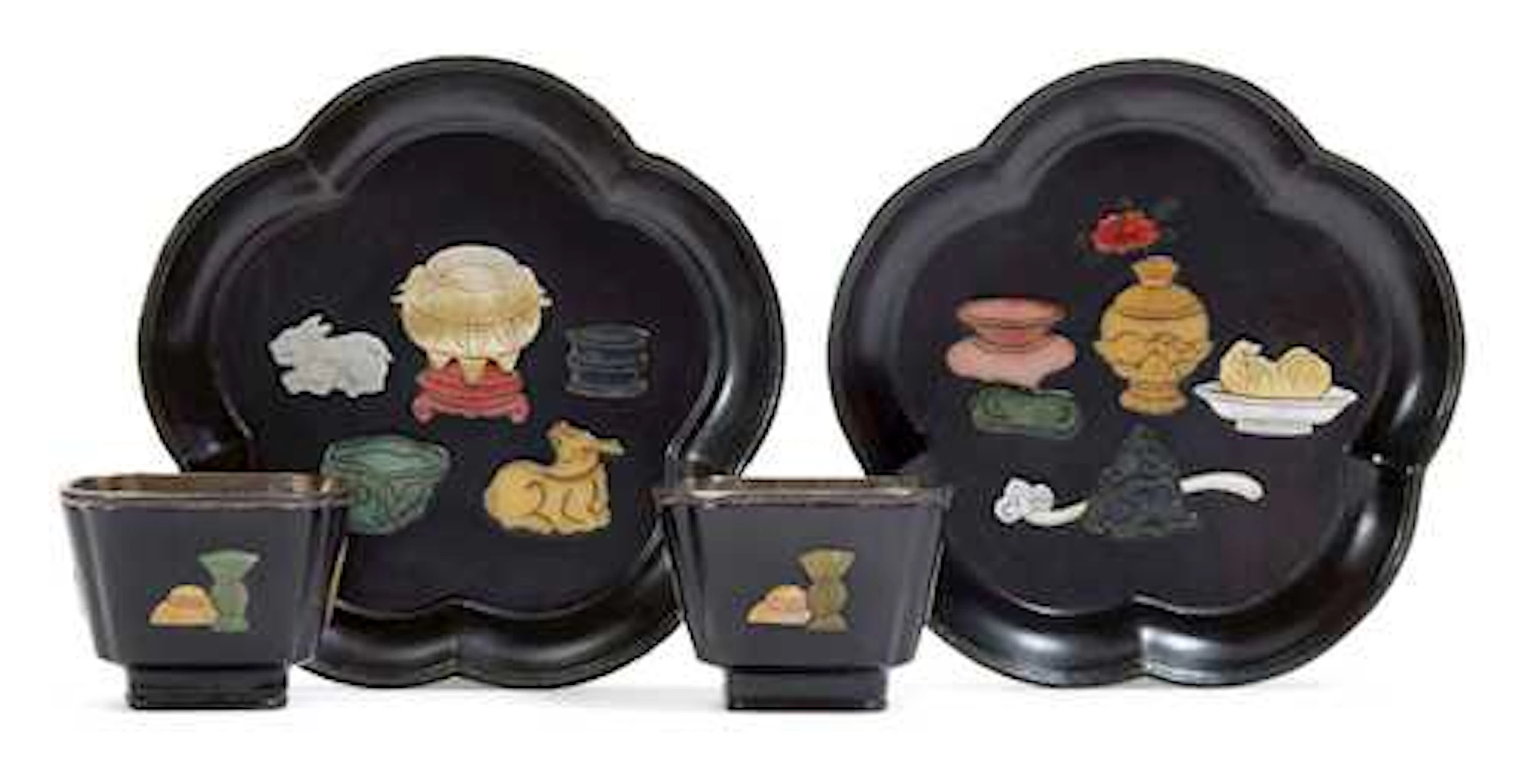 A PAIR OF HARDSTONE-INLAID BLACK LACQUER WINE CUPS AND SAUCERS