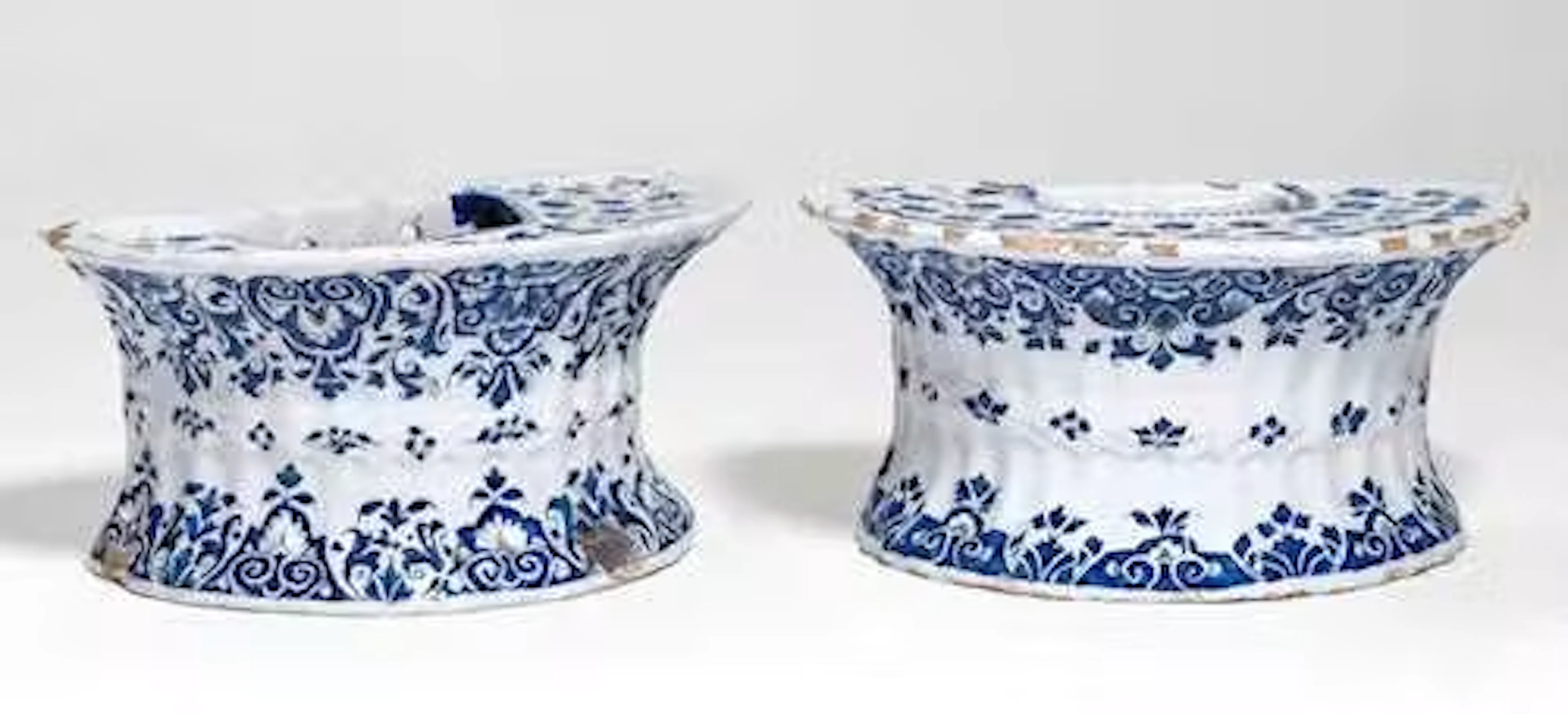 PAIR OF BOUQUETIÈRES 'D'APPLIQUE'