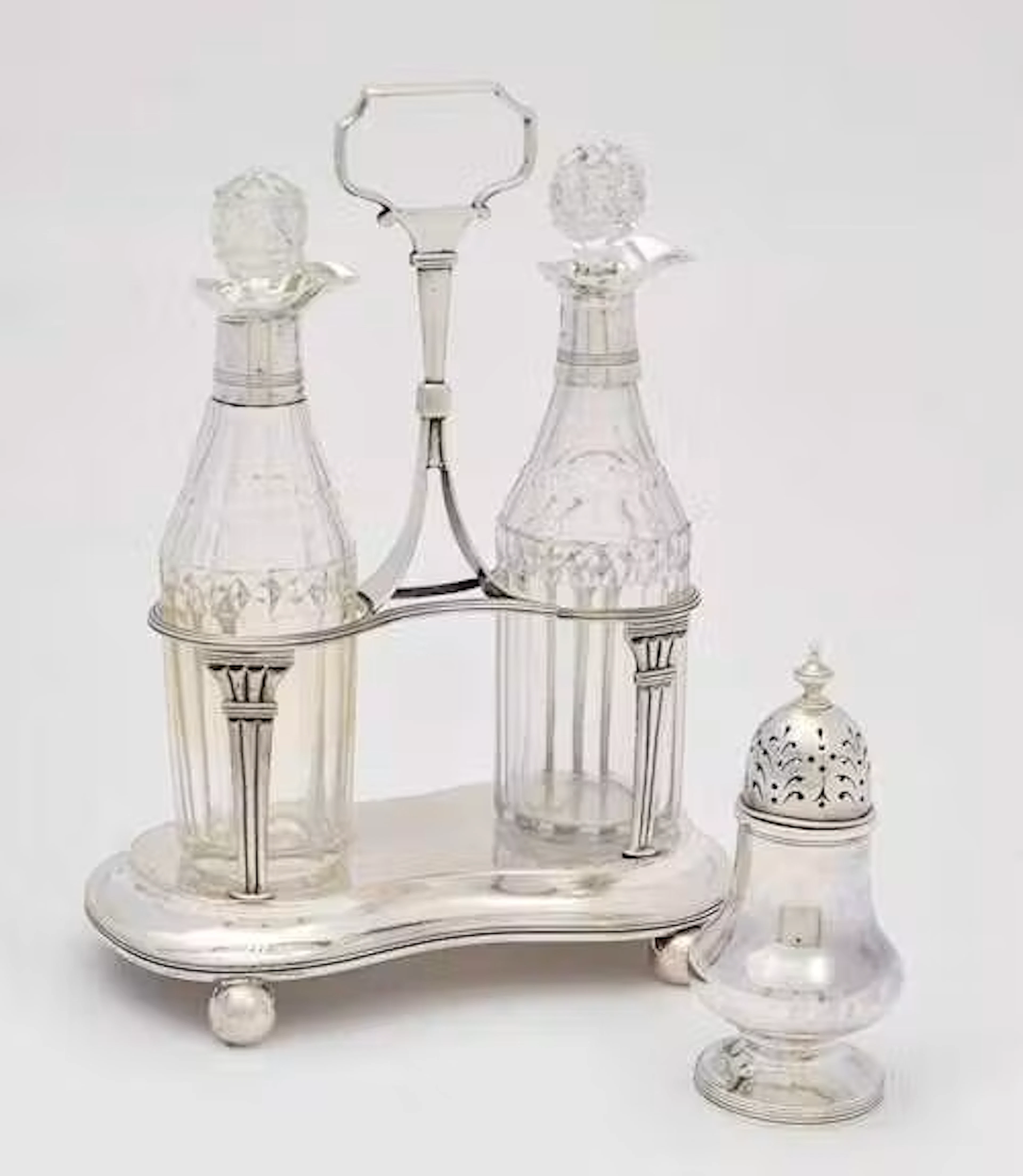 LOT: AN OIL AND VINEGAR CRUET STAND AND SPICE SHAKERS